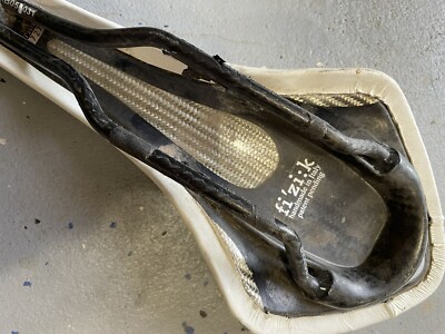 Selle FIZIK ARIONE R1 OPEN REGULAR Rails Carbone Noir