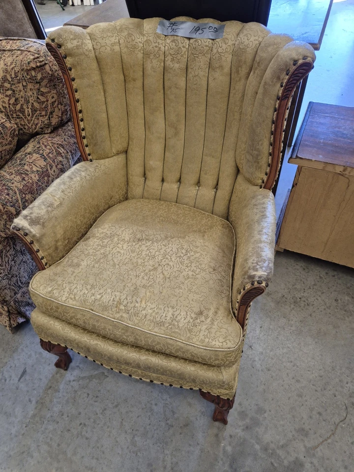 Silla de ala de nogal con respaldo de barril moderna vintage de mediados de siglo amarillo mostaza Foto 2 de 2