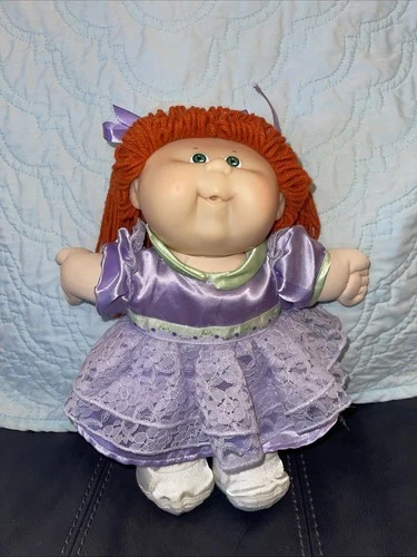 Lavender signature Cabbage Patch doll toddler girl, Green eyes, red yarn, CLEAN!