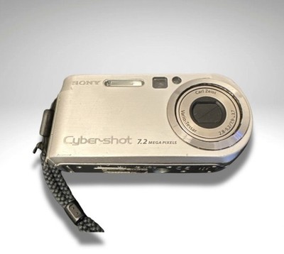 Sony Cyber-shot DSCW55 Digital Camera 7.2 MPCarlZeiss Vario-Tessar Retro Digicam