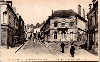 Postcard France -  Ecommoy - La Poste et la rue Gambetta