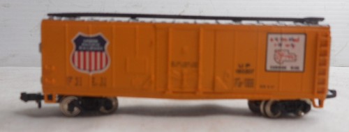 Bachmann N Scale Union Pacific Railroad Box Car UP 160207 Orange/Silver 3" Long - Foto 3 di 5
