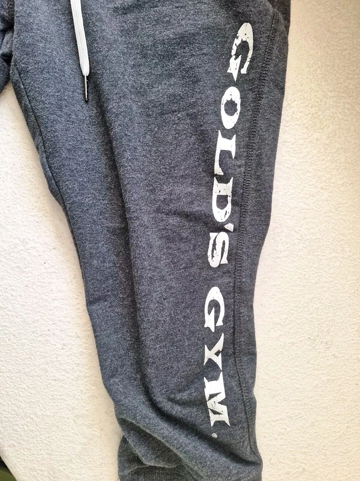 Pantalones de chándal Golds para gimnasio para mujer gris medio con cordón elástico deletreado corto Foto 3 de 4