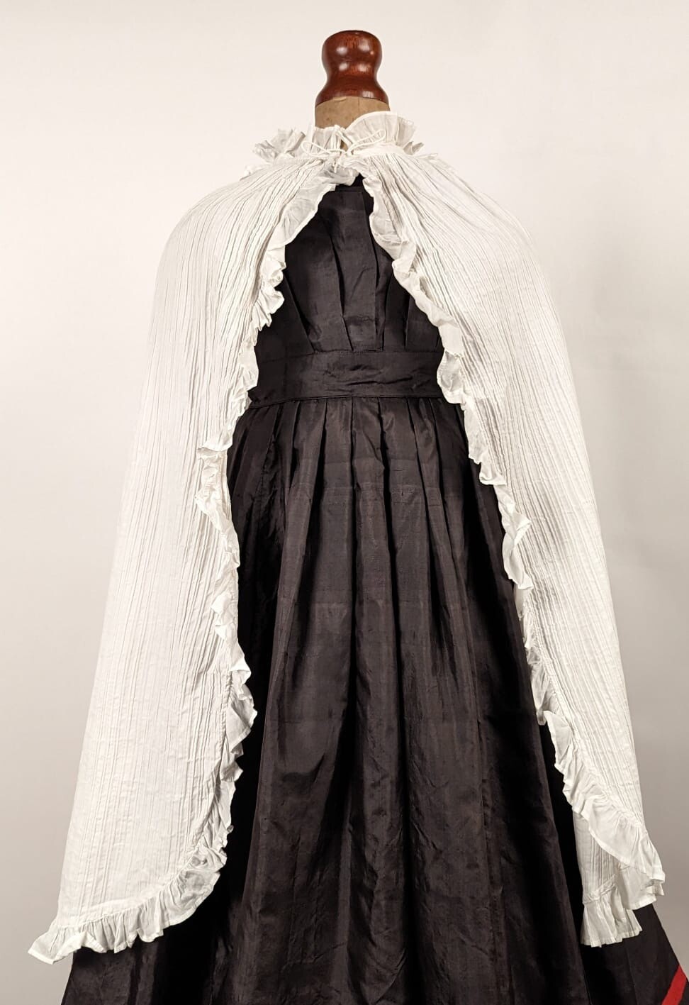 REGENCY EARY 19TH C WHITE STRIPED COTTON CHILD’S CAPE W RUFFLED COLLAR  image 5