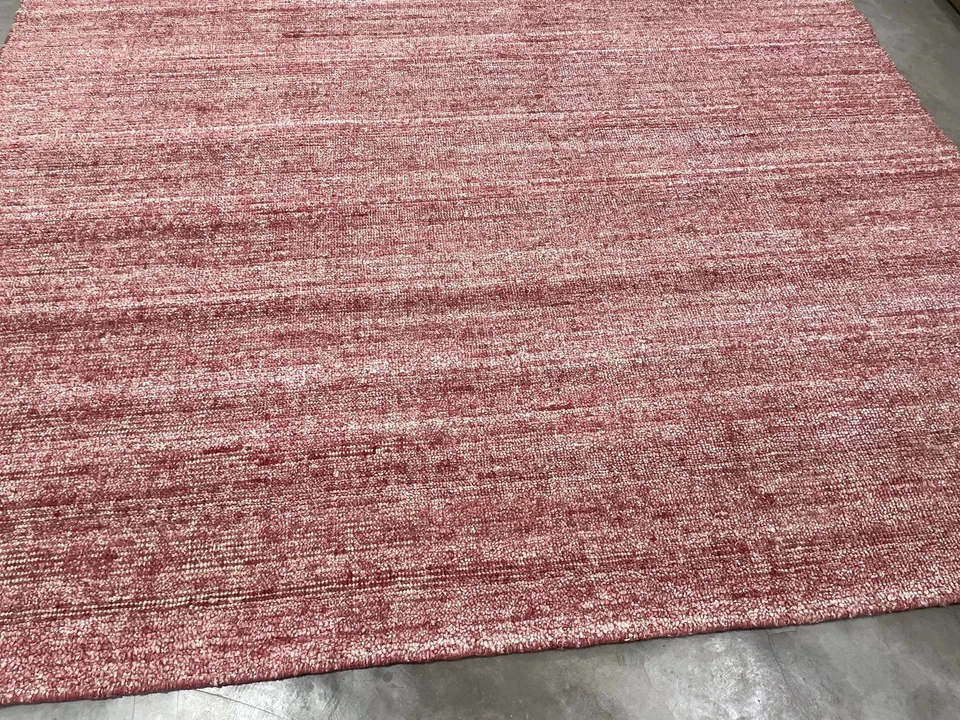 Alfombra hecha a mano de diseño con telar de bambú seda y lana color rojo y beige Foto 4 de 4