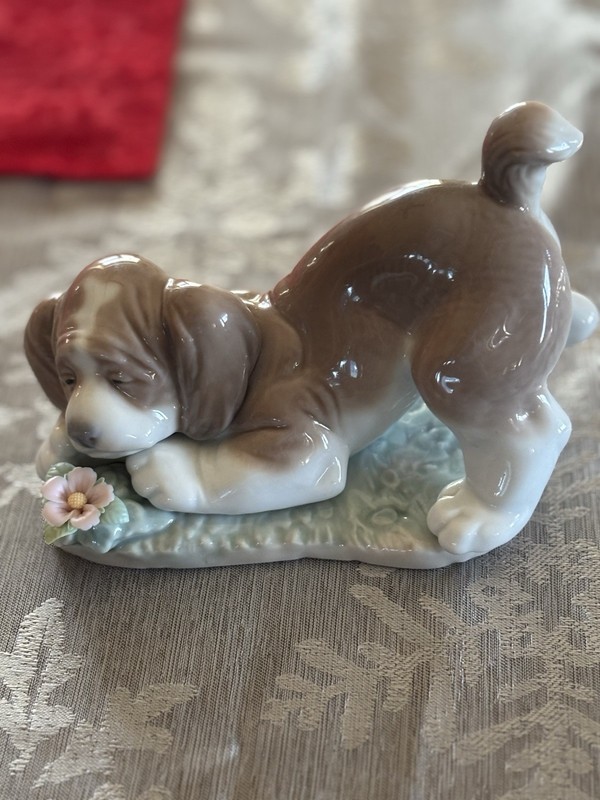 LLADRO Porcelain #6832 A Sweet Smell Dog Retired Figurine