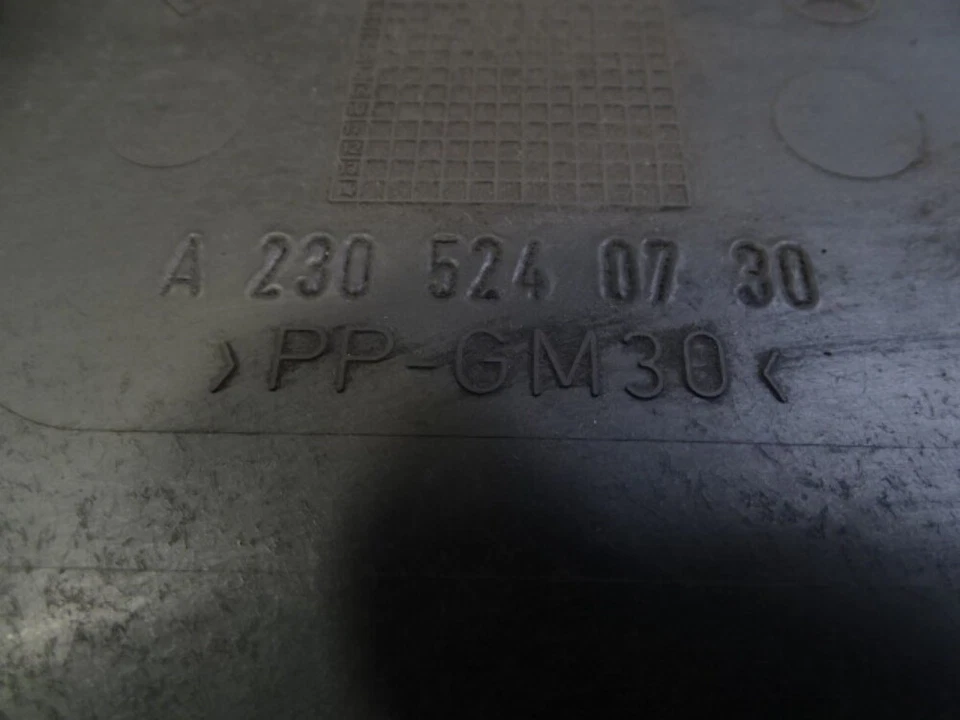 Mercedes R230 SL55 SL500 брызговик, центральный передний, 2305240730 - Изображение 3 из 3