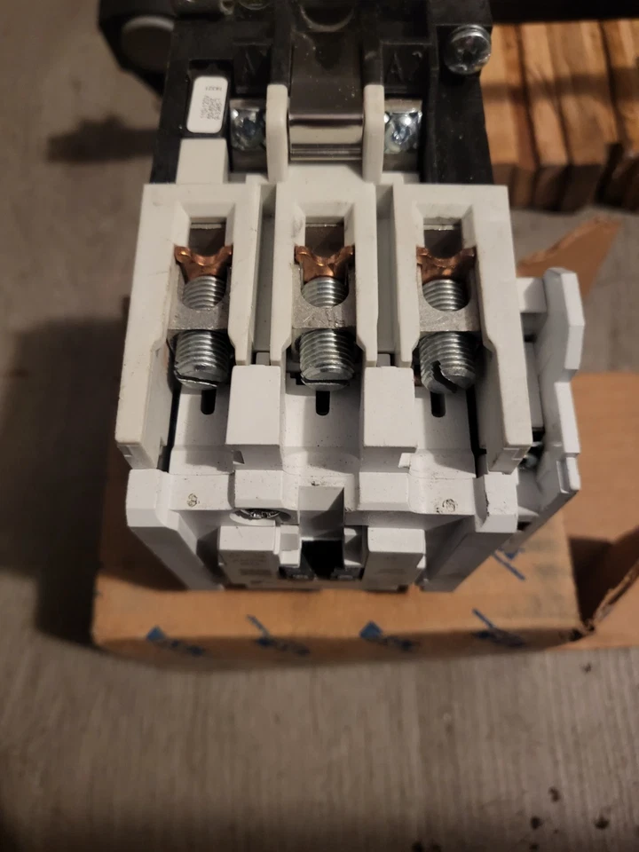 Contactor de iluminación CG35GN3 Eaton bobina de 60 amperios 120vac sujeta eléctricamente Foto 3 de 4