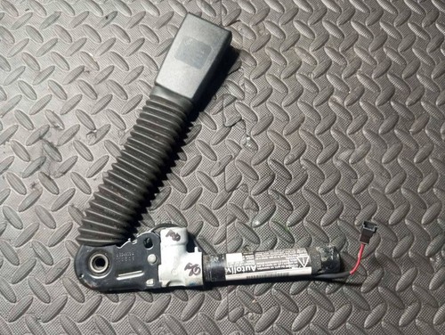 BMW 5 F10 F11 2011 Gurtschloss vorne 9115306 TGP2719