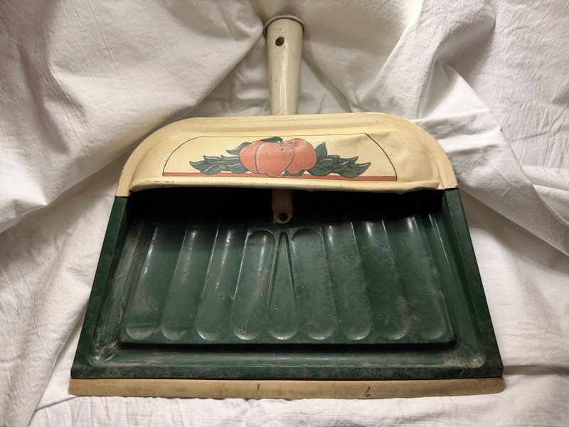 Ballohoff Metal Dustpan Vintage Apple Theme Green/Beige Made in USA Cottagecore