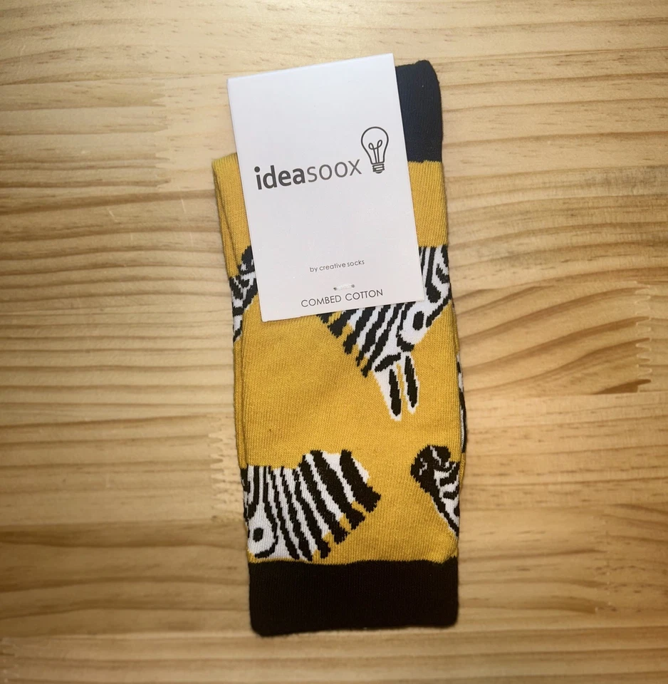 Calcetines con estampado de cebra salvaje para hombre - algodón peinado amarillo brillante y negro unisex Foto 2 de 2