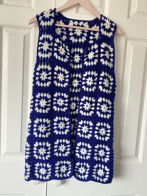 Handgefertigte gehäkelte Granny Square Weste - blau & weiß - Vintage Style klein