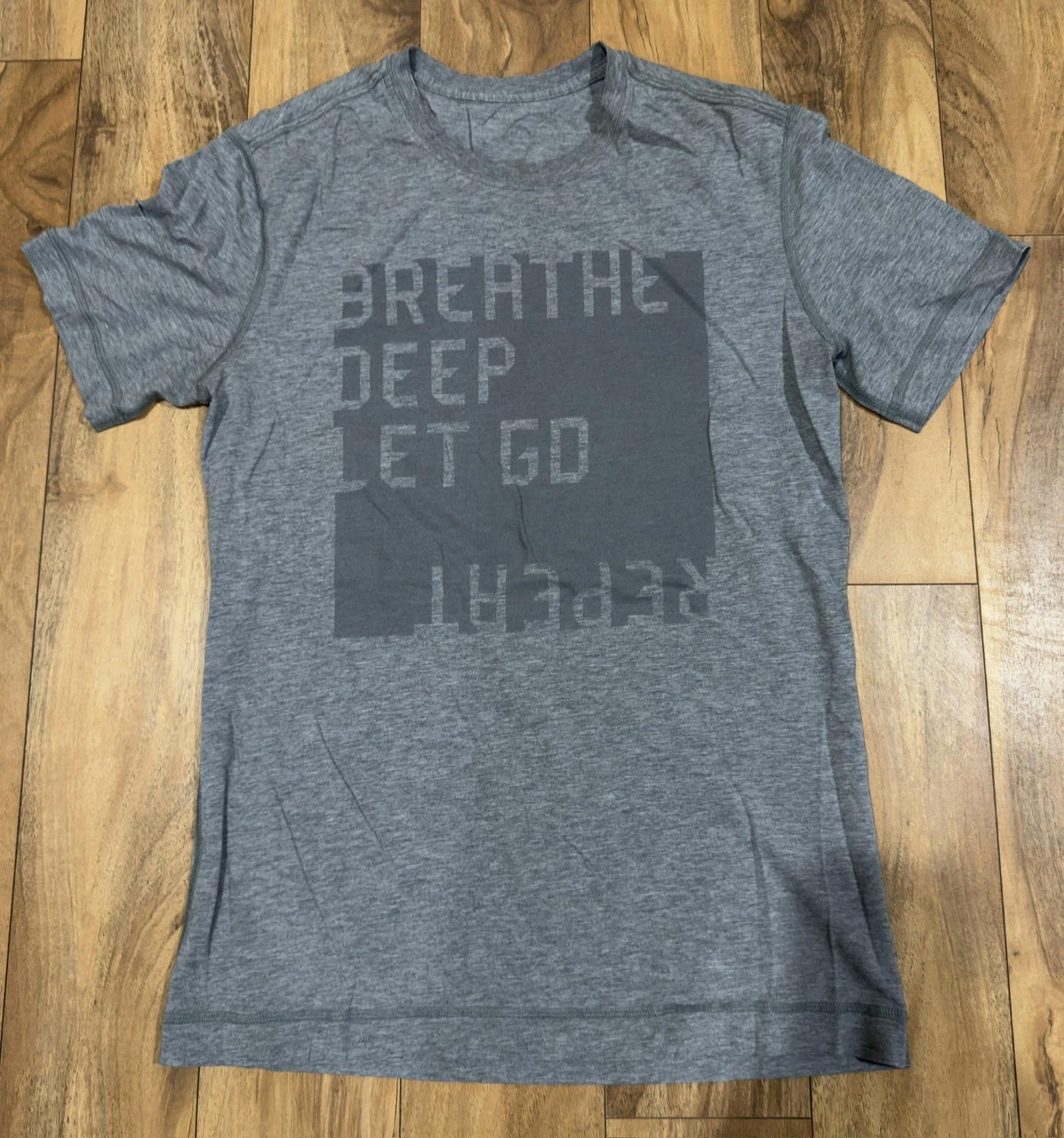 LULULEMON Men’s Breathe Deep Let Go T-Shirt Graphic Print in Gray Gym Athletic