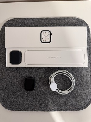 Apple Watch 7 Wi-Fi 45 mm Midnight Aluminium mit Zubehörteilen
