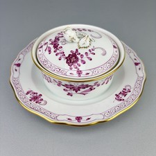 Seltene Deckeldose auf Pr&auml;sentteller "Indisch Purpur" v. Meissen Porzellan