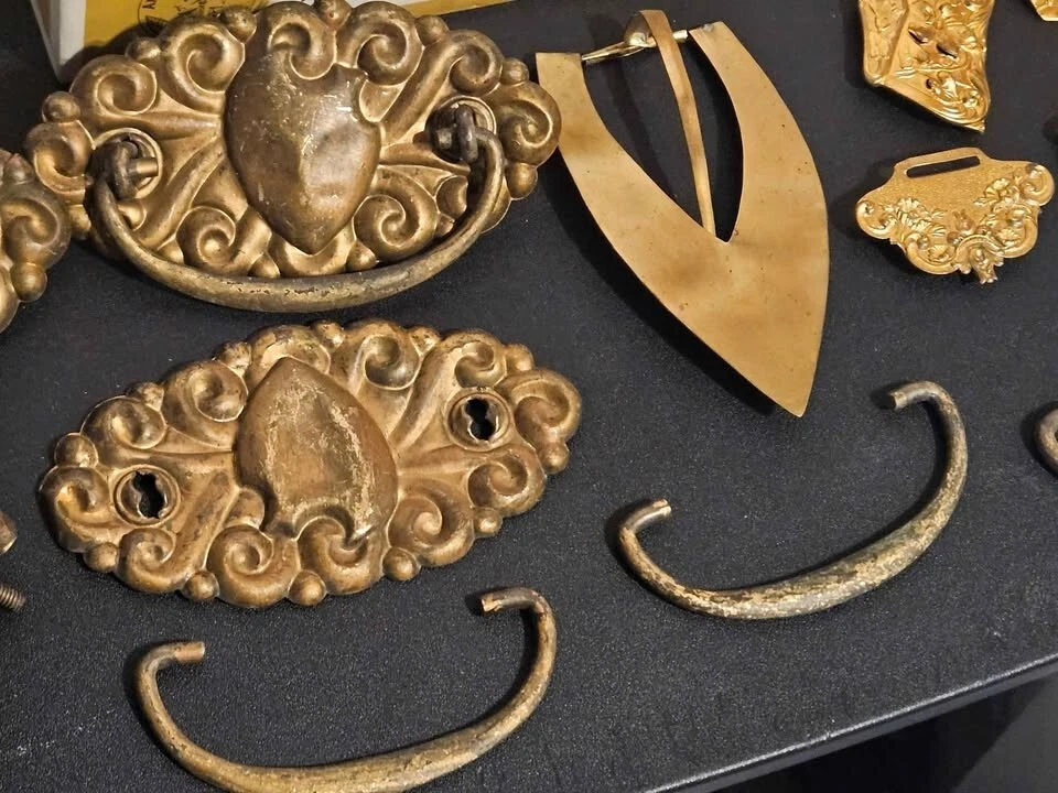 Lote de tiradores de cajón antiguos ornamentados de latón en relieve Foto 4 de 4