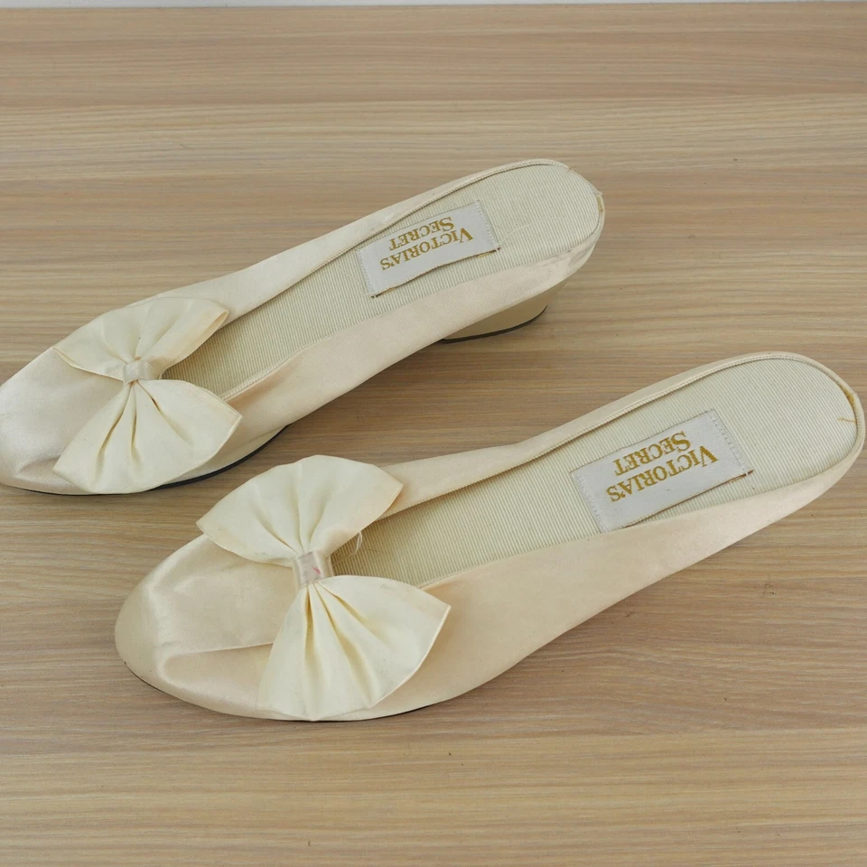 Sandalias sin cordones Victoria Secret vintage 6 crema satinado lazo tobogán ropa para dormir interior Foto 2 de 4