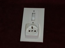 1 Interrupteur Double Allumage + 1 Prise 2P+t modèle Chambord habillage Railux  