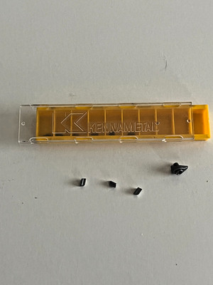 KENNAMETAL BORING BAR (9) INSERTS  EXTRA CLAMP FOR S04KBLPR03 AS SHOWN.