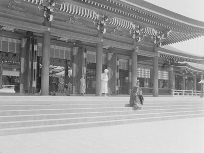 Empress Nagako visits Meiji Jingu Shrine for 50th anniversary deat- Old Photo 1