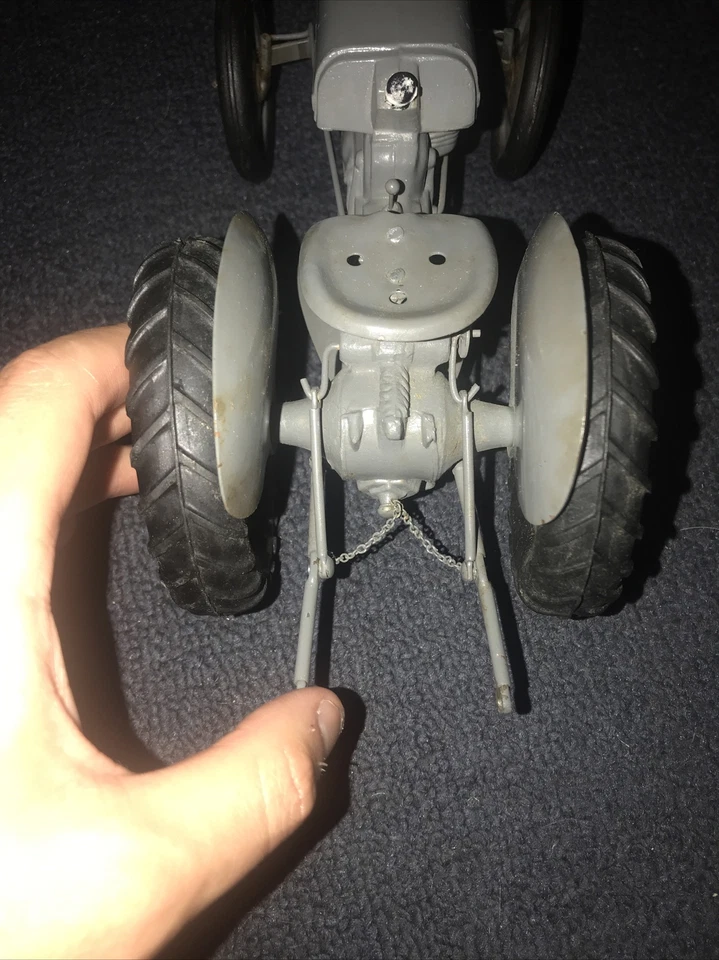 Tractor de zinc fundido Ferguson de los años 40 de Advanced Products juguete agrícola de colección CON CAJA Foto 2 de 4