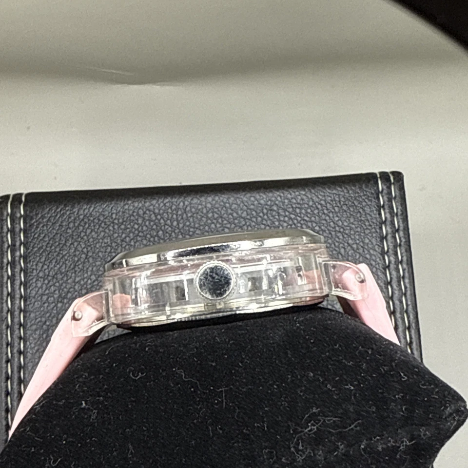 Estojo de acrílico transparente feminino Dooney e Bourke 43 mm com mostrador rosa e branco #0175 - Imagem 3 de 4