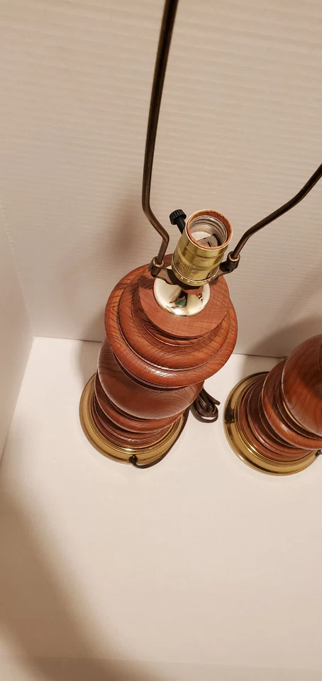 Juego de 2 lámparas de mesa grandes vintage de madera de centro medio con collares de latón Foto 2 de 4