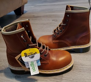dr martens eyelet boot