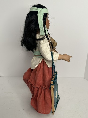 BAMBOLA PORCELLANA COLLEZIONE HERITAGE NATIVE AMERICANE INDIAN NATANE #12358 CON SUPPORTO - Foto 3 di 9