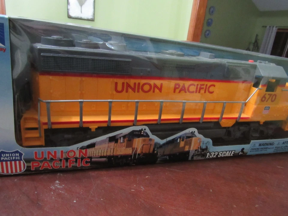 NUEVA LOCOMOTORA RAY ESCALA 1/32 A BATERÍA UNION PACIFIC CON SONIDO - SIN USAR, EN CAJA Foto 2 de 4