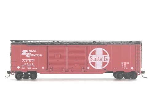 Coche de caja HO Athearn Santa Fe 50 ft doble puerta corredera "control de choque" #8742 + Kadee | Zustand: Used