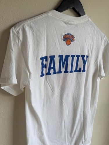NY Knicks Men's T-shirt Size Small White Spell out Logo - Picture 7 of 10