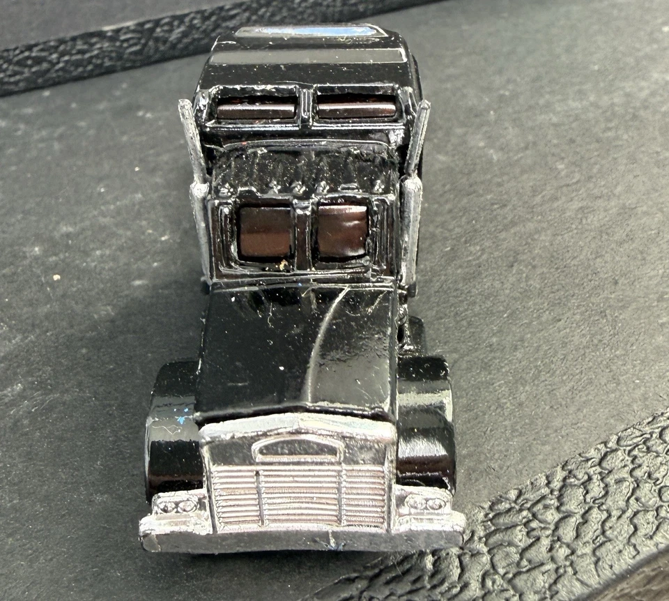 Vintage Unbranded Black Semi Long Hauler Kenworth Mack Truck #8017 3.75” Length - Image 3 of 4