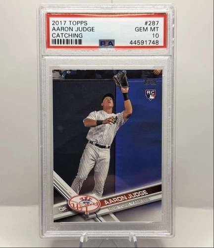 AARON JUDGE 2017 TOPPS BASEBALL SERIES 1 CATCHING YANKEES RC PSA 10 Q6995