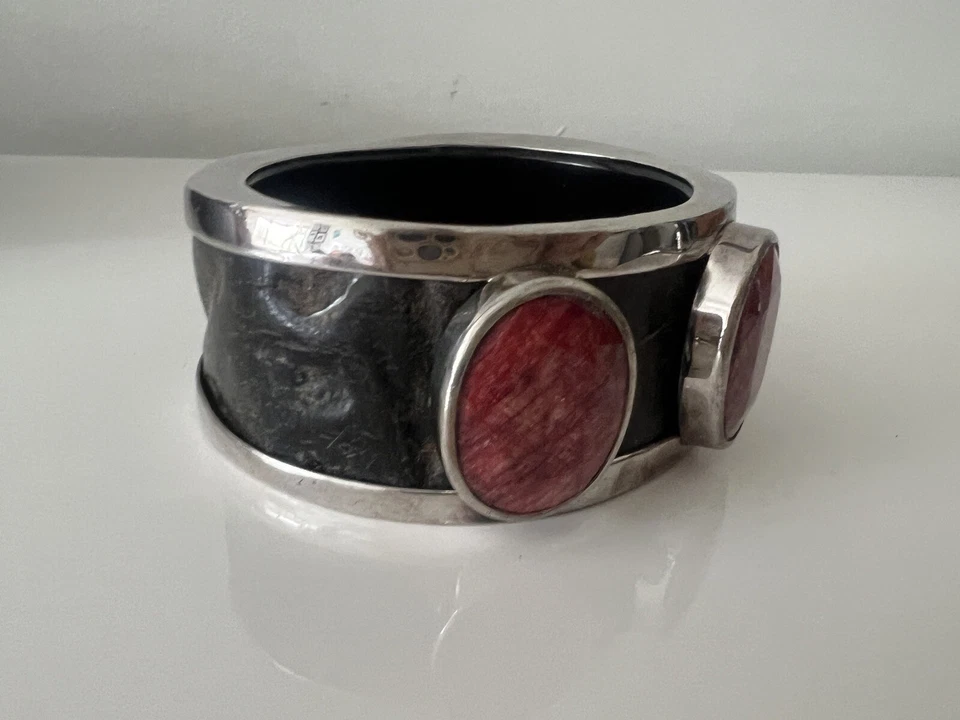Brazalete de plata, cuerno, piedra roja Foto 3 de 4