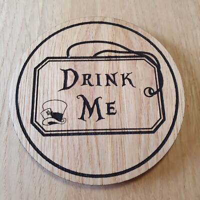 Lasergeschnittene Holzuntersetzer personalisiert. Alice Drink Me