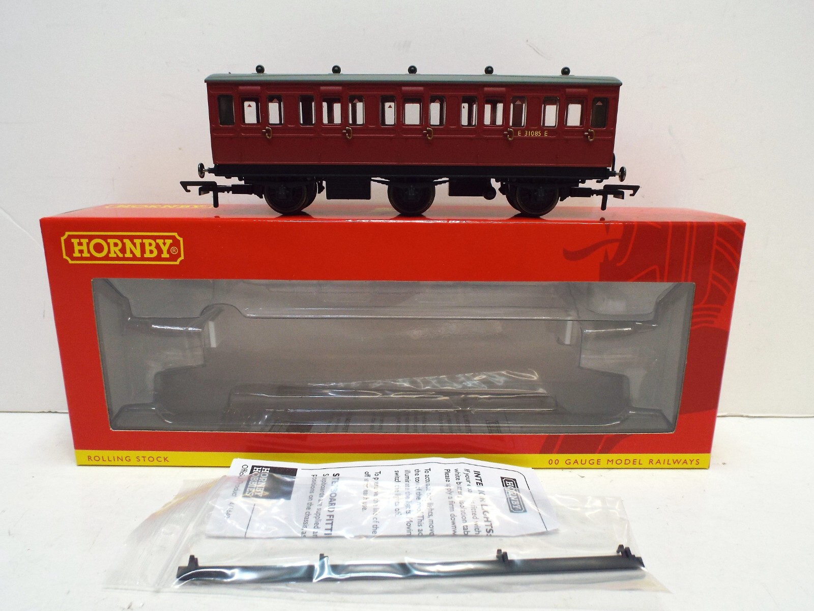 HORNBY R40078A BR 6 WHEELED 3RD CLASS COACH E31085E NOS BOXED (C1368)