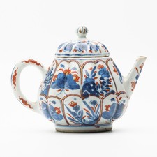 Chinesisches Porzellan Kangxi Teekanne Deckel Imari vergoldet Schmetterling Pfingstrose Qing Periode 18 Jh.