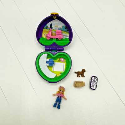 Polly Pocket Tiny Places Picnic Portable Compact Skateboarding Polly Dog Peaches