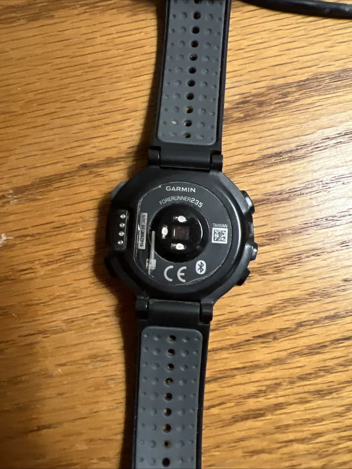 Garmin Forerunner 235 GPS-Sportuhr mit Pulsmesser und Ladekabel - Bild 3 von 3