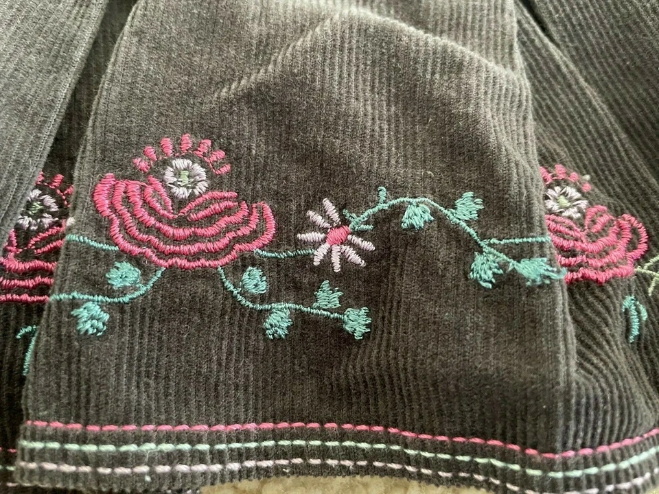 Saia de veludo preta, meninas de 6 a 7 anos, bordado floral, levemente usada  - Imagem 3 de 4