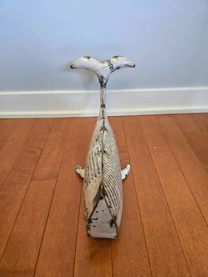回收金属鲸鱼人偶 - 大号,印度报纸金属板制成 — 第 3/4 张图片