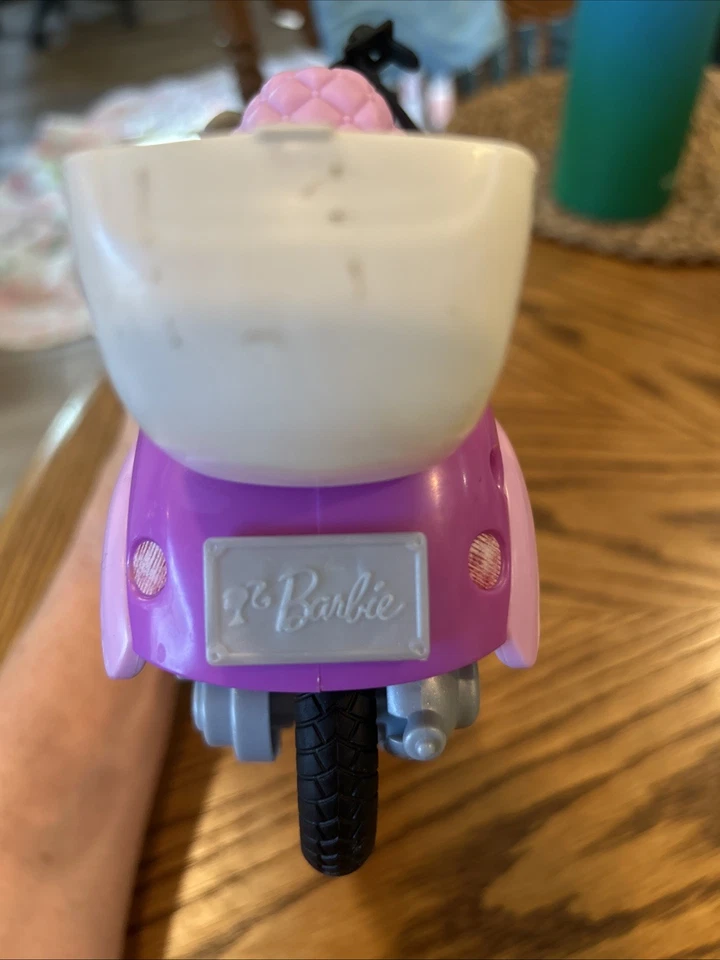 Barbie Scooter Ciclomotor Vespa Mattel 2011 12" púrpura cinturón de seguridad y casco sin soporte Foto 4 de 4