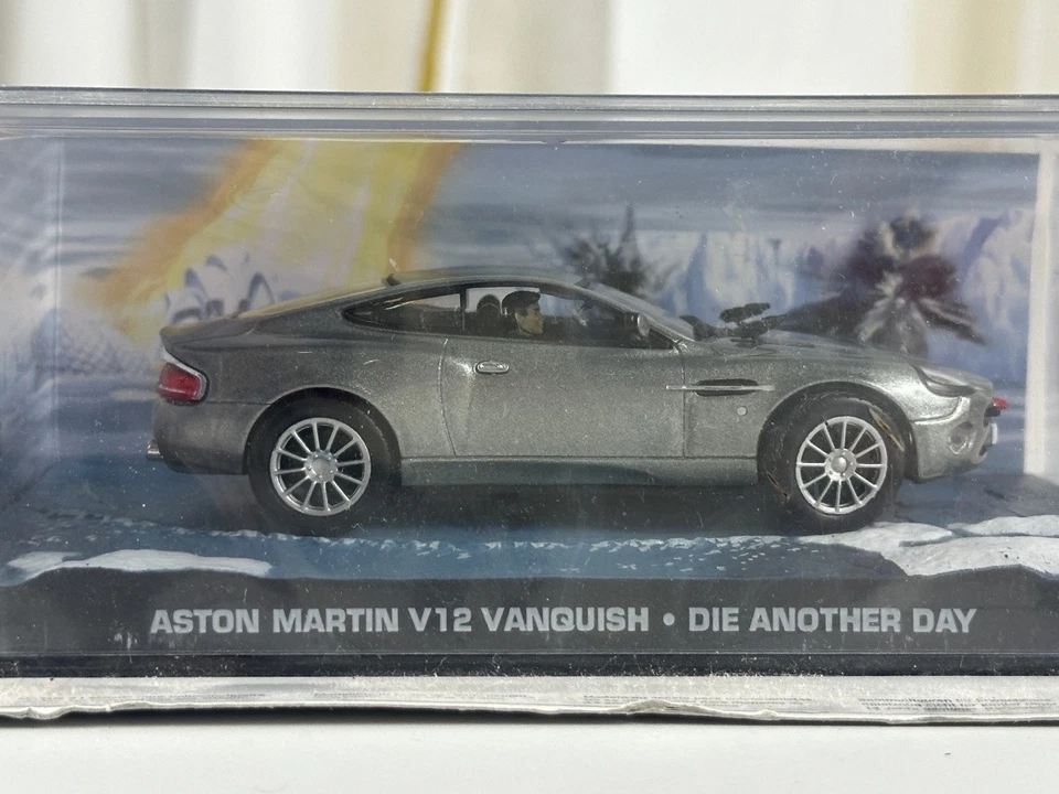 Modellini auto da collezione James Bond 007 Aston Martin V12 Vanquish Die... - Immagine 2 di 4