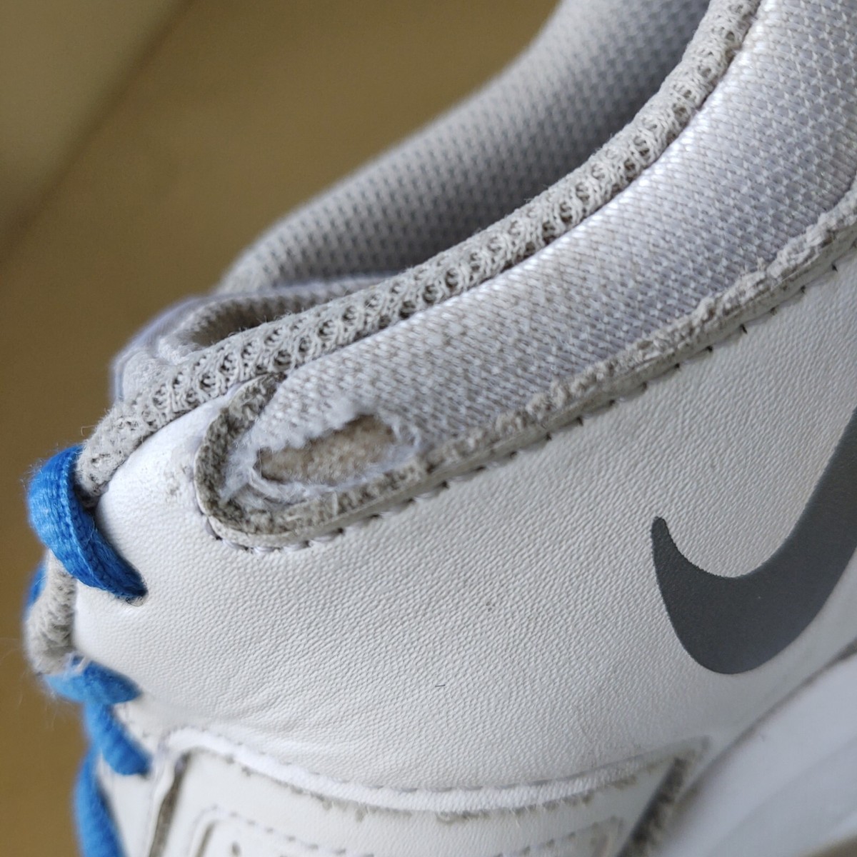 Nike T Lite XI Womens US 8 White Leather 616696-101 Running Shoes Blue Laces Nike T Lite XI Womens US 8 White Leather 616696-101 Running Shoes Blue Laces