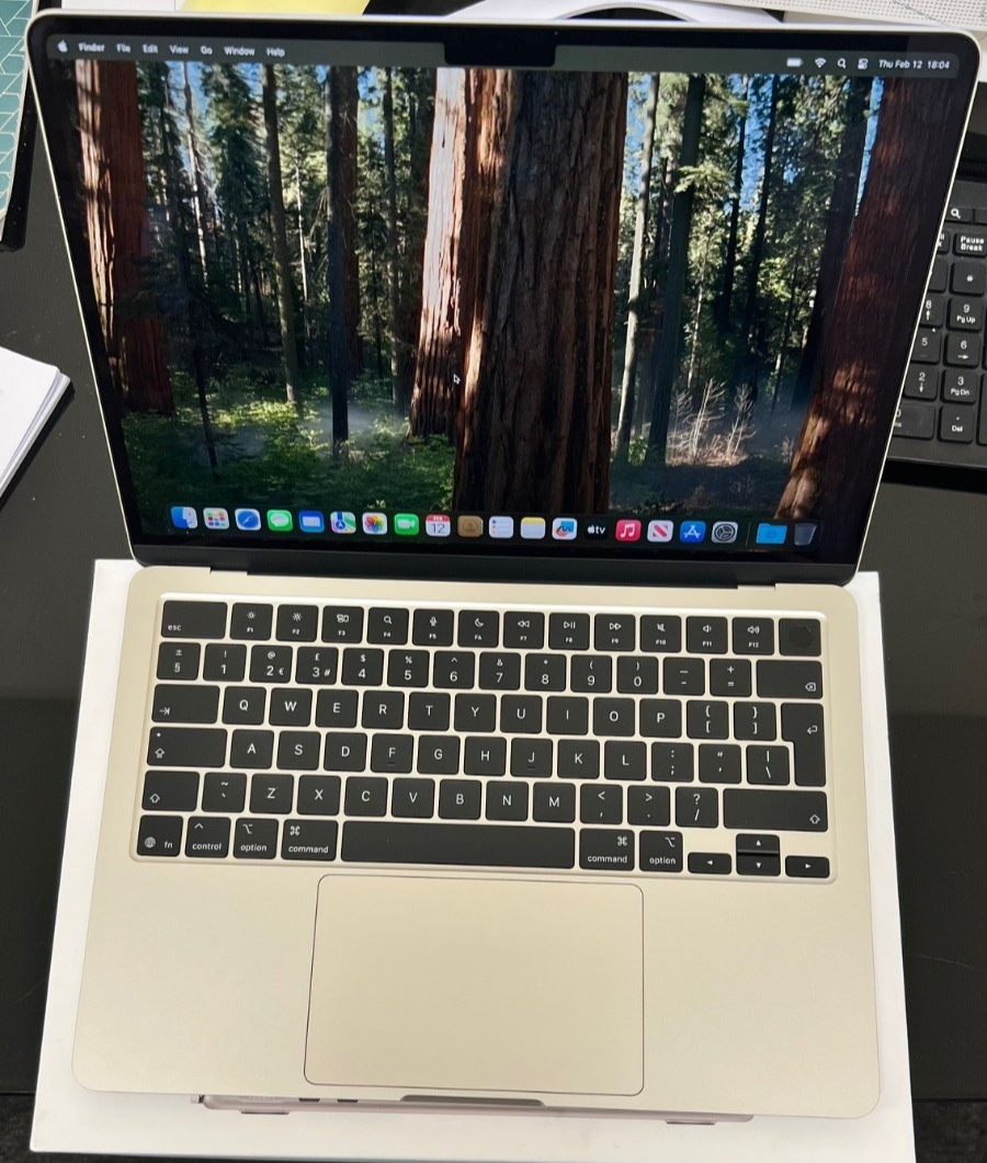 Apple MacBook Air M4 13.6"" (2025) 16GB RAM 256GB SSD A3240 GJ3M2GR4C1 laptop
