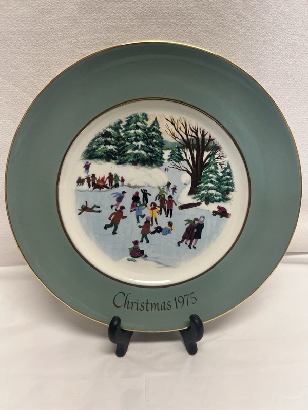 VINTAGE 1975 AVON CHRISTmAs Skaters On The Pond Plate COLLECTor  Enoch Wedgwood