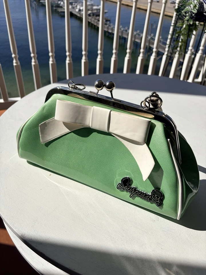 Sourpuss Kiss 锁 Floozy 绿色钱包 带长袍蝴蝶结 Rockabilly Pinup 复古时髦 — 第 2/4 张图片