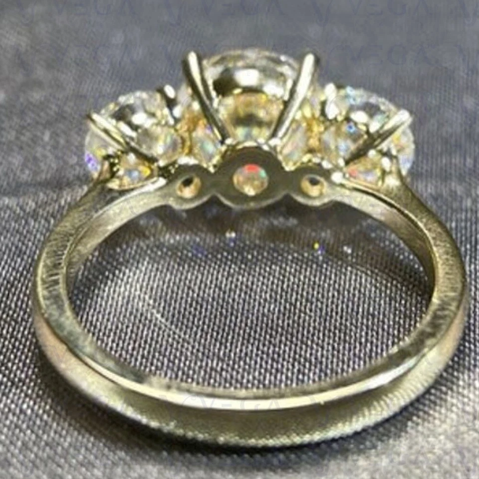 Anillo de tres piedras de diamantes HPHT creado en laboratorio de corte redondo de 5 quilates de oro amarillo sólido de 14 K Foto 4 de 4