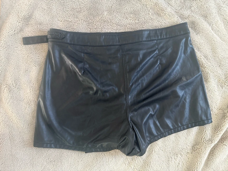 Mini pantalón corto envolvente American Eagle negro imitación cuero para mujer talla regular 18 NUEVO Foto 2 de 4